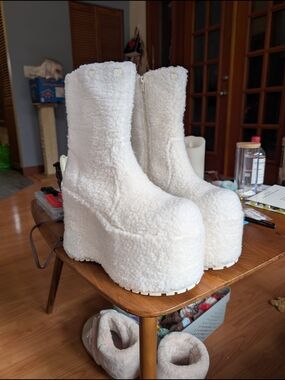 New Sugar Thrillz Sherpa Fleece Platform Women's Size US 10